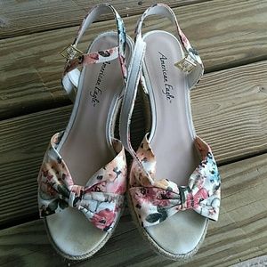 American Eagle Sz 8.5 Floral Wedge Sandals